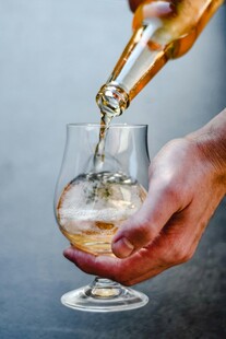 手斟美酒入杯瞬间