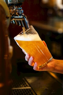 手接新鲜啤酒泡沫丰富