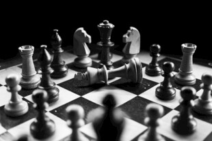 黑白棋盘上的国际象棋博弈