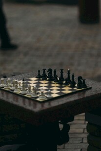 户外棋盘上的黑白棋子