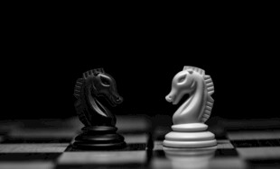 黑白棋子对峙