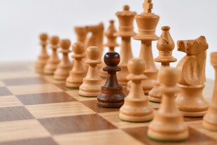 棋盘上的黑白棋子对峙