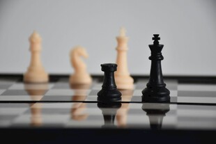 棋盘上的黑白棋子对决