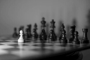 孤独白棋于棋阵中