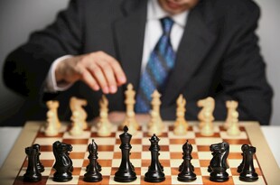 商务人士专注下国际象棋