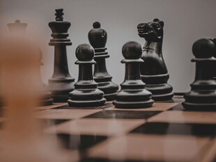 国际象棋棋子摆放在棋盘上