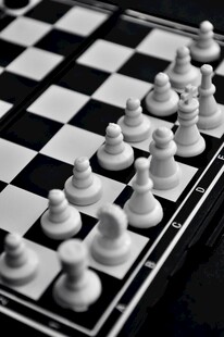 黑白棋盘上的国际象棋棋子