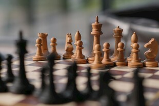 棋盘上的精致木质国际象棋