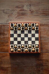 棋盘与棋子置于木质桌面