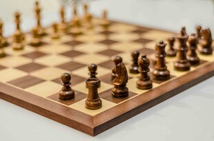 棋盘上的精美国际象棋棋子