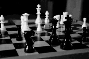 黑白棋盘上的国际象棋对决