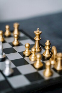棋盘上的金色棋子