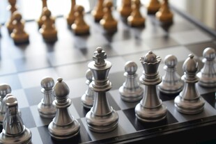 国际象棋棋子整齐排列