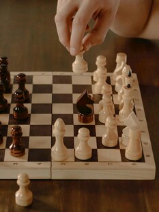 手挪棋子于棋盘上