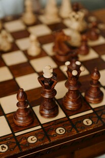 棋盘上的精致木质棋子