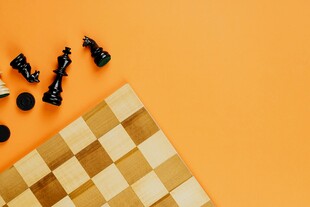 橙色背景上的国际象棋棋子