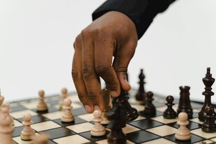 手落棋盘间的博弈时刻
