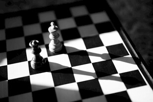 黑白棋盘上的棋子对决