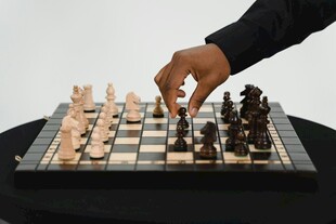 手在棋盘上移动棋子