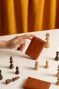 手取钱包与桌上棋子摆件