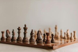 棋盘上的精美木质国际象棋