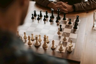 两人对弈国际象棋场景