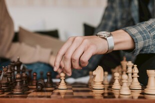两人对弈国际象棋瞬间