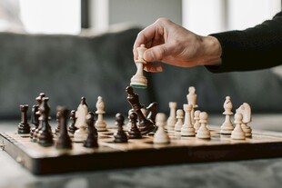 手挪棋子于棋盘上