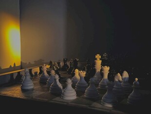 黄昏下的国际象棋棋局