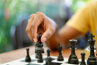 手落棋子间的博弈时刻