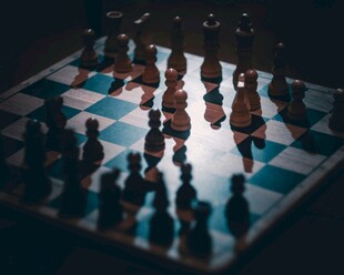 棋盘上的棋子博弈时刻
