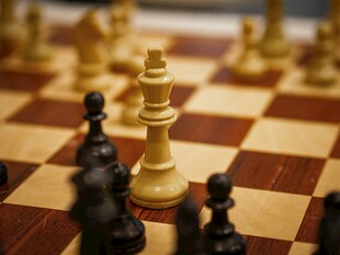 棋盘上的国际象棋对决