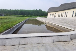 乡村水渠旁的建筑景观