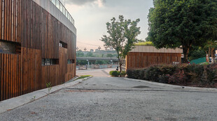 户外木质建筑旁的道路