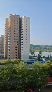 城市高层住宅与绿植景观