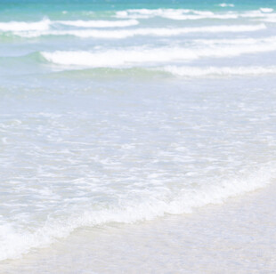 海浪轻拍沙滩的美丽景象