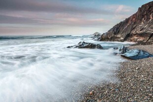 海边礁石旁的翻涌浪花