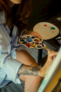 女子专注作画瞬间