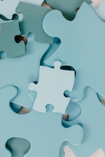 蓝色拼图碎片待拼接