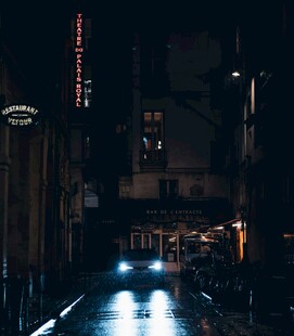 雨夜街头的静谧光影