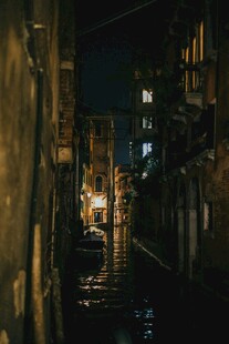 雨夜中的静谧小巷