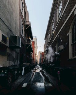 狭窄城市小巷景象