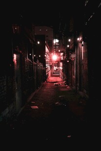 昏暗小巷中的暖红灯光