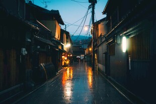 夜幕下的静谧日式小巷
