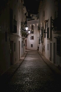 夜晚静谧的狭窄石板小巷