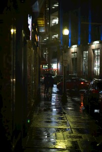 雨夜城市街道湿漉漉景象