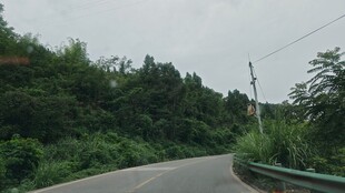 蜿蜒山间公路
