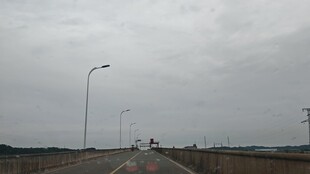 阴天的空旷道路