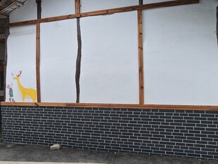 中式建筑墙面与木质框架