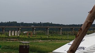 田野中的设施与自然景观